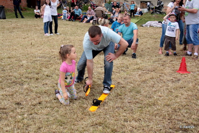 Bawili się w klasztornym ogrodzie (zdjęcia)