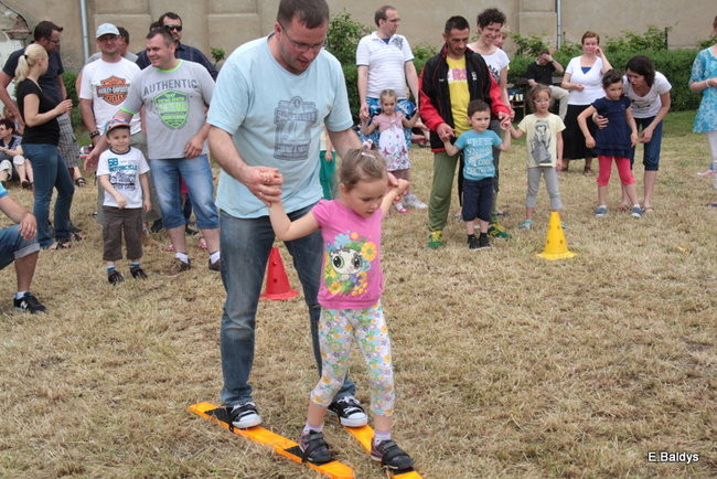 Bawili się w klasztornym ogrodzie (zdjęcia)