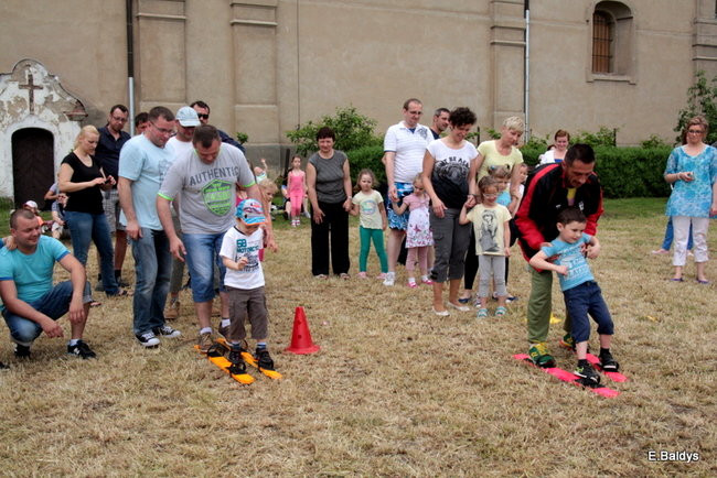 Bawili się w klasztornym ogrodzie (zdjęcia)
