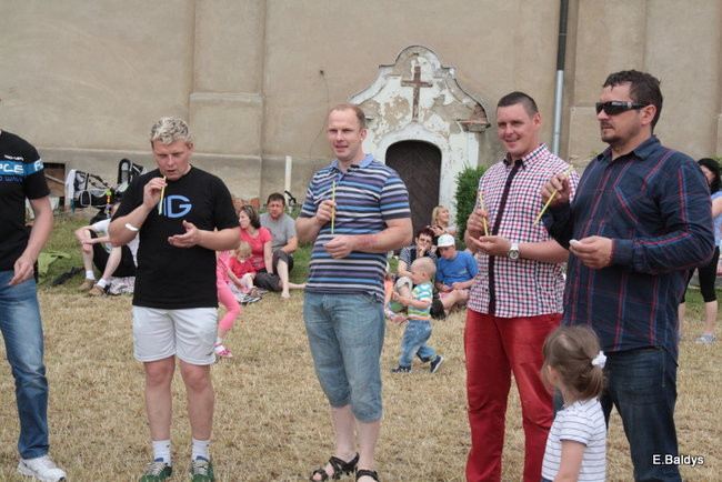 Bawili się w klasztornym ogrodzie (zdjęcia)