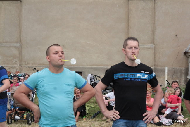 Bawili się w klasztornym ogrodzie (zdjęcia)