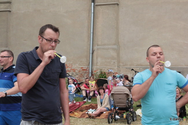 Bawili się w klasztornym ogrodzie (zdjęcia)