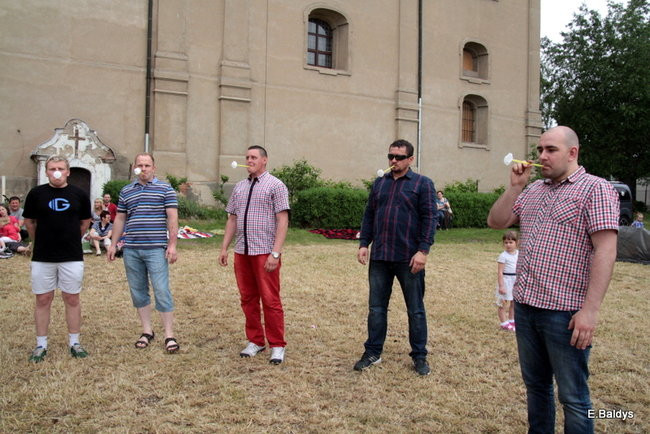 Bawili się w klasztornym ogrodzie (zdjęcia)