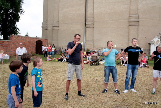 Bawili się w klasztornym ogrodzie (zdjęcia)