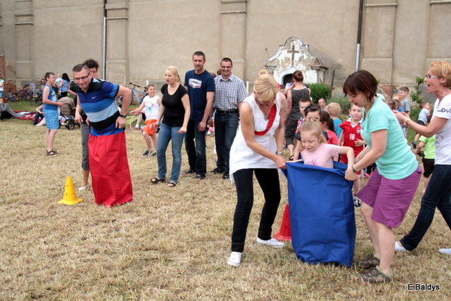 Bawili się w klasztornym ogrodzie (zdjęcia)