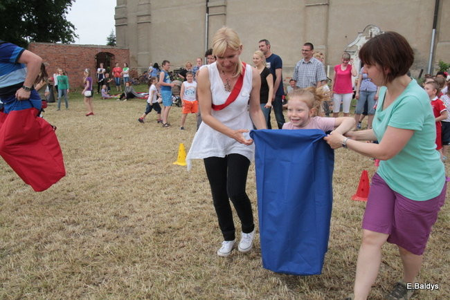 Bawili się w klasztornym ogrodzie (zdjęcia)
