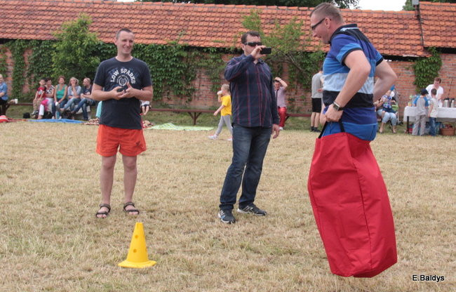 Bawili się w klasztornym ogrodzie (zdjęcia)