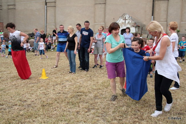 Bawili się w klasztornym ogrodzie (zdjęcia)