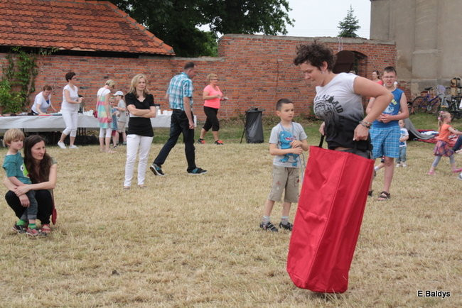 Bawili się w klasztornym ogrodzie (zdjęcia)