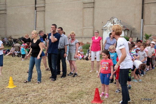 Bawili się w klasztornym ogrodzie (zdjęcia)