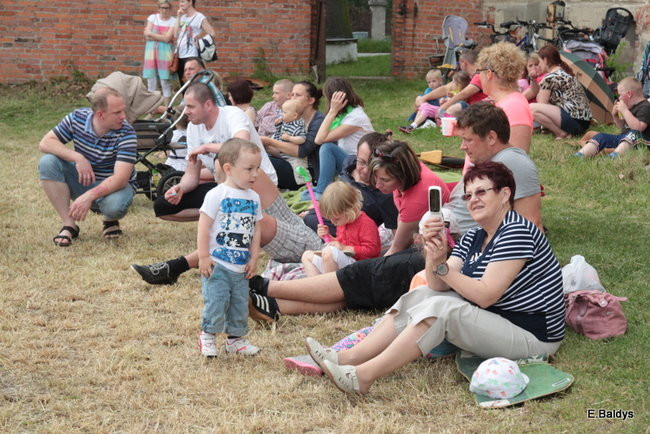 Bawili się w klasztornym ogrodzie (zdjęcia)