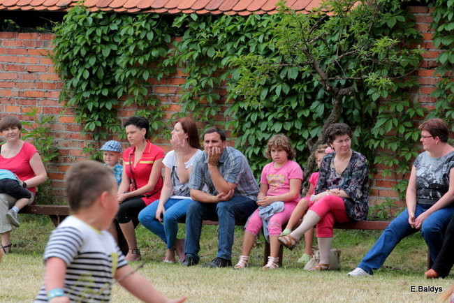 Bawili się w klasztornym ogrodzie (zdjęcia)