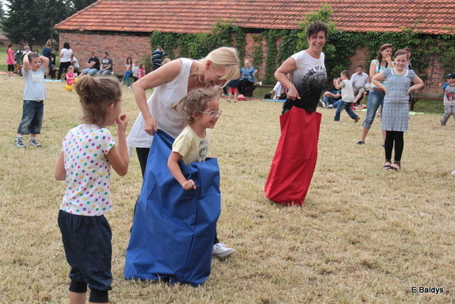 Bawili się w klasztornym ogrodzie (zdjęcia)