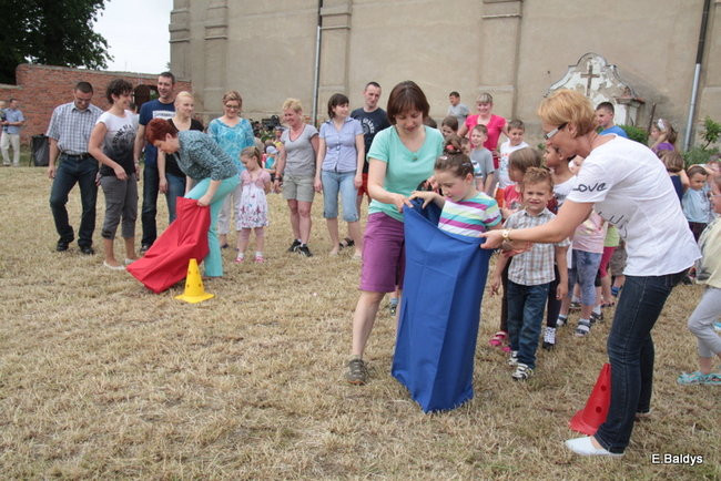 Bawili się w klasztornym ogrodzie (zdjęcia)
