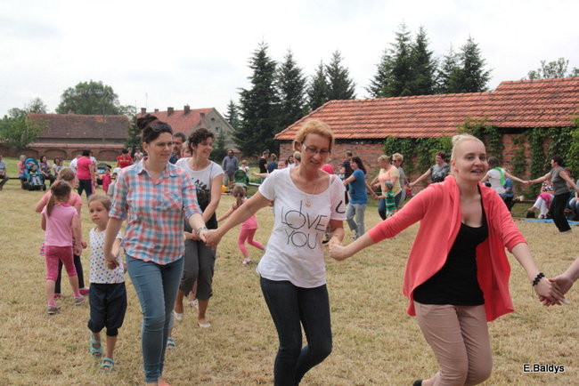 Bawili się w klasztornym ogrodzie (zdjęcia)