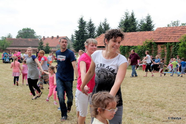 Bawili się w klasztornym ogrodzie (zdjęcia)