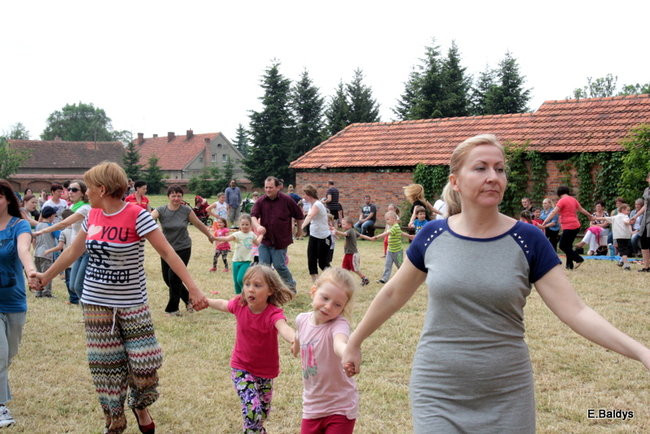 Bawili się w klasztornym ogrodzie (zdjęcia)