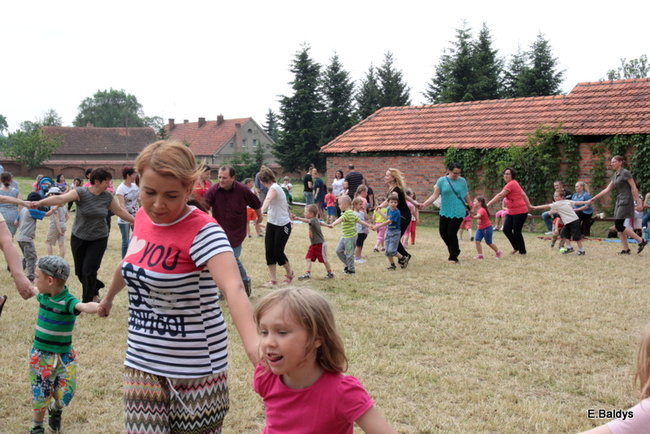 Bawili się w klasztornym ogrodzie (zdjęcia)