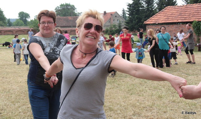 Bawili się w klasztornym ogrodzie (zdjęcia)