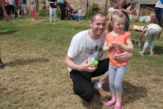 Bawili się w klasztornym ogrodzie (zdjęcia)