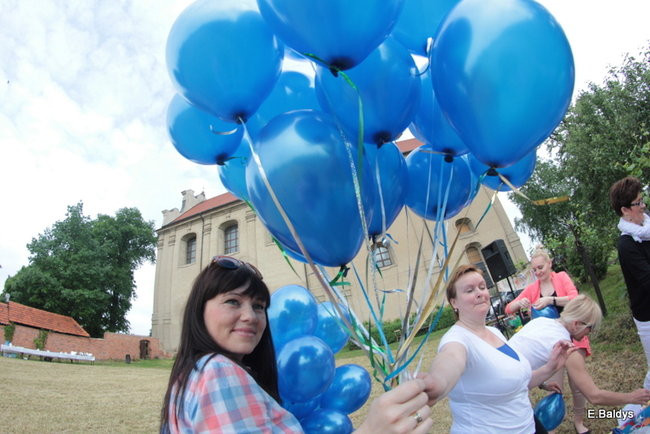 Bawili się w klasztornym ogrodzie (zdjęcia)