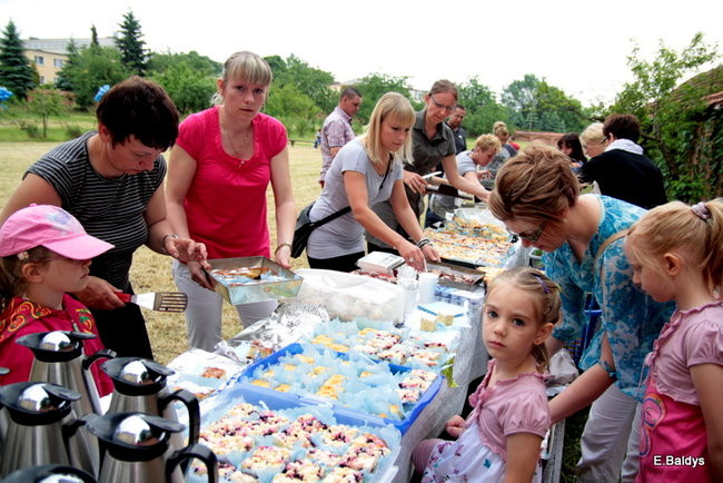 Bawili się w klasztornym ogrodzie (zdjęcia)