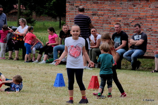 Bawili się w klasztornym ogrodzie (zdjęcia)