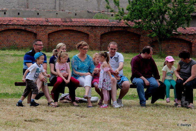 Bawili się w klasztornym ogrodzie (zdjęcia)