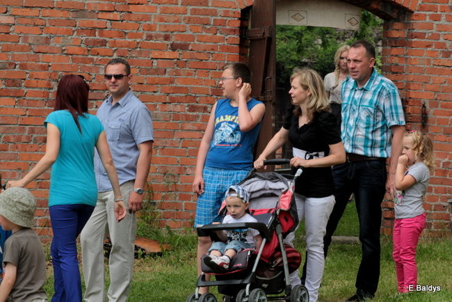 Bawili się w klasztornym ogrodzie (zdjęcia)