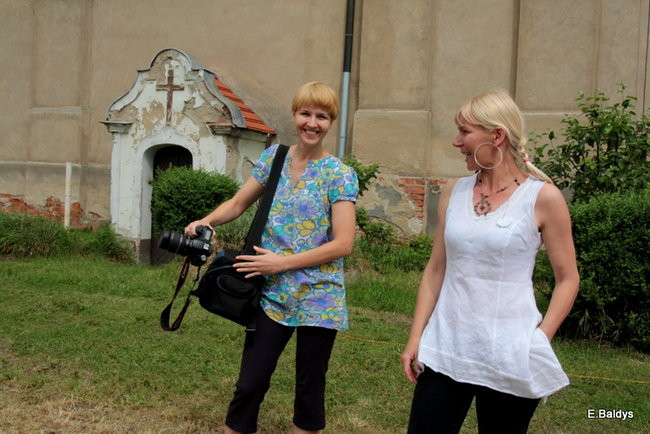 Bawili się w klasztornym ogrodzie (zdjęcia)