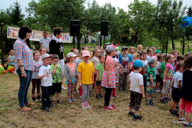 Bawili się w klasztornym ogrodzie (zdjęcia)