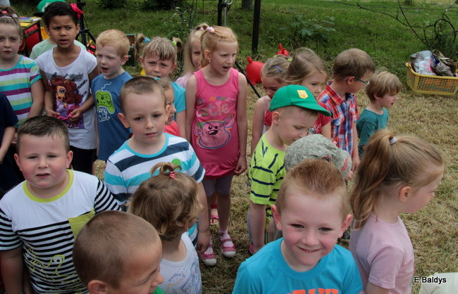 Bawili się w klasztornym ogrodzie (zdjęcia)