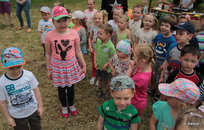 Bawili się w klasztornym ogrodzie (zdjęcia)