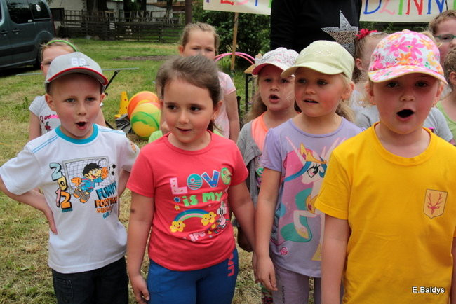 Bawili się w klasztornym ogrodzie (zdjęcia)