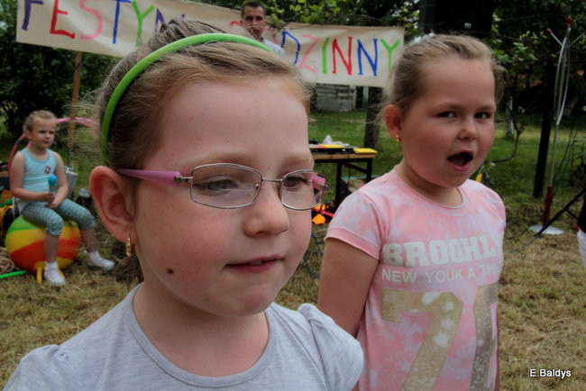 Bawili się w klasztornym ogrodzie (zdjęcia)