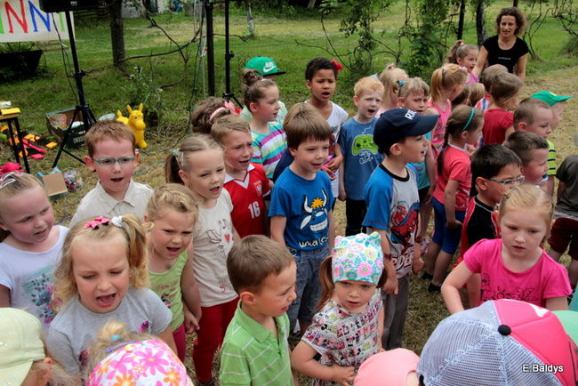 Bawili się w klasztornym ogrodzie (zdjęcia)