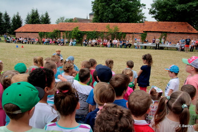 Bawili się w klasztornym ogrodzie (zdjęcia)
