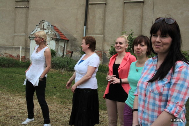 Bawili się w klasztornym ogrodzie (zdjęcia)