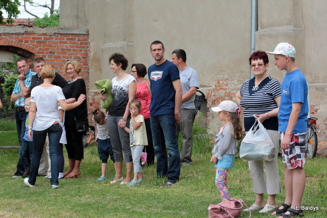 Bawili się w klasztornym ogrodzie (zdjęcia)