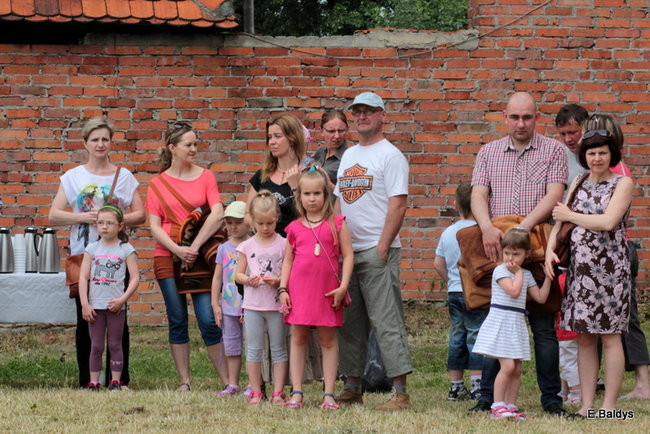 Bawili się w klasztornym ogrodzie (zdjęcia)