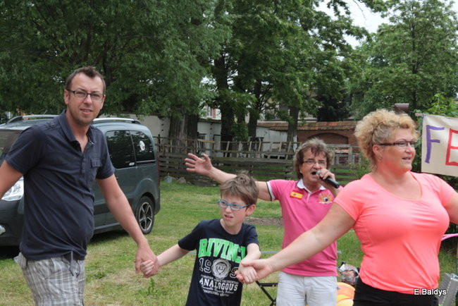 Bawili się w klasztornym ogrodzie (zdjęcia)