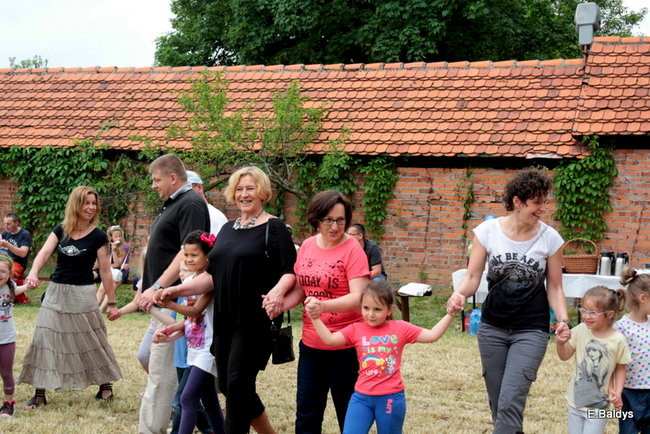 Bawili się w klasztornym ogrodzie (zdjęcia)