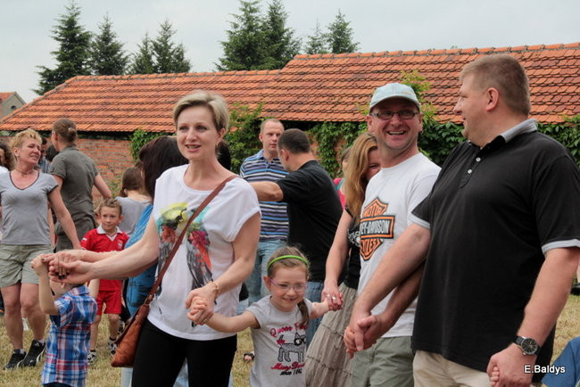 Bawili się w klasztornym ogrodzie (zdjęcia)