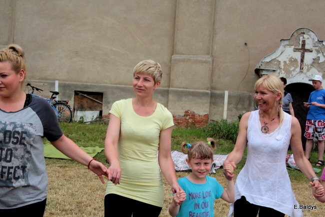 Bawili się w klasztornym ogrodzie (zdjęcia)