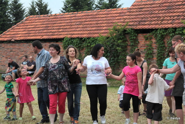 Bawili się w klasztornym ogrodzie (zdjęcia)