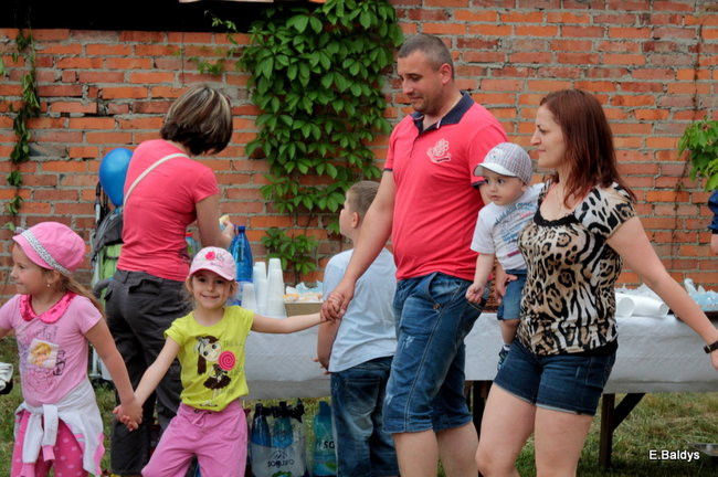 Bawili się w klasztornym ogrodzie (zdjęcia)