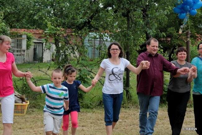 Bawili się w klasztornym ogrodzie (zdjęcia)