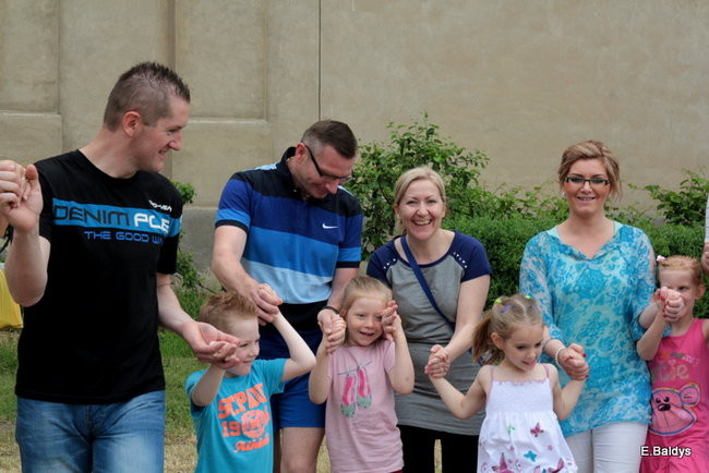 Bawili się w klasztornym ogrodzie (zdjęcia)