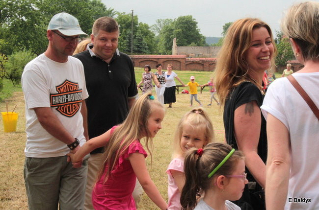 Bawili się w klasztornym ogrodzie (zdjęcia)