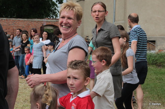 Bawili się w klasztornym ogrodzie (zdjęcia)